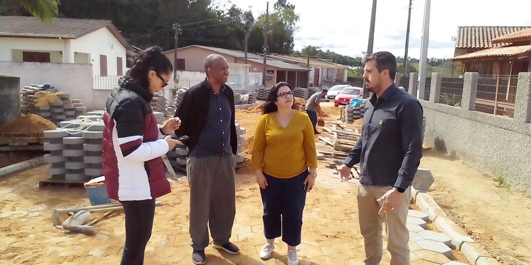 ​VEREADORA SILVANA DE VASCONCELOS VISITA OBRA DE CALÇAMENTO NO LOTEAMENTO BARREIRAS