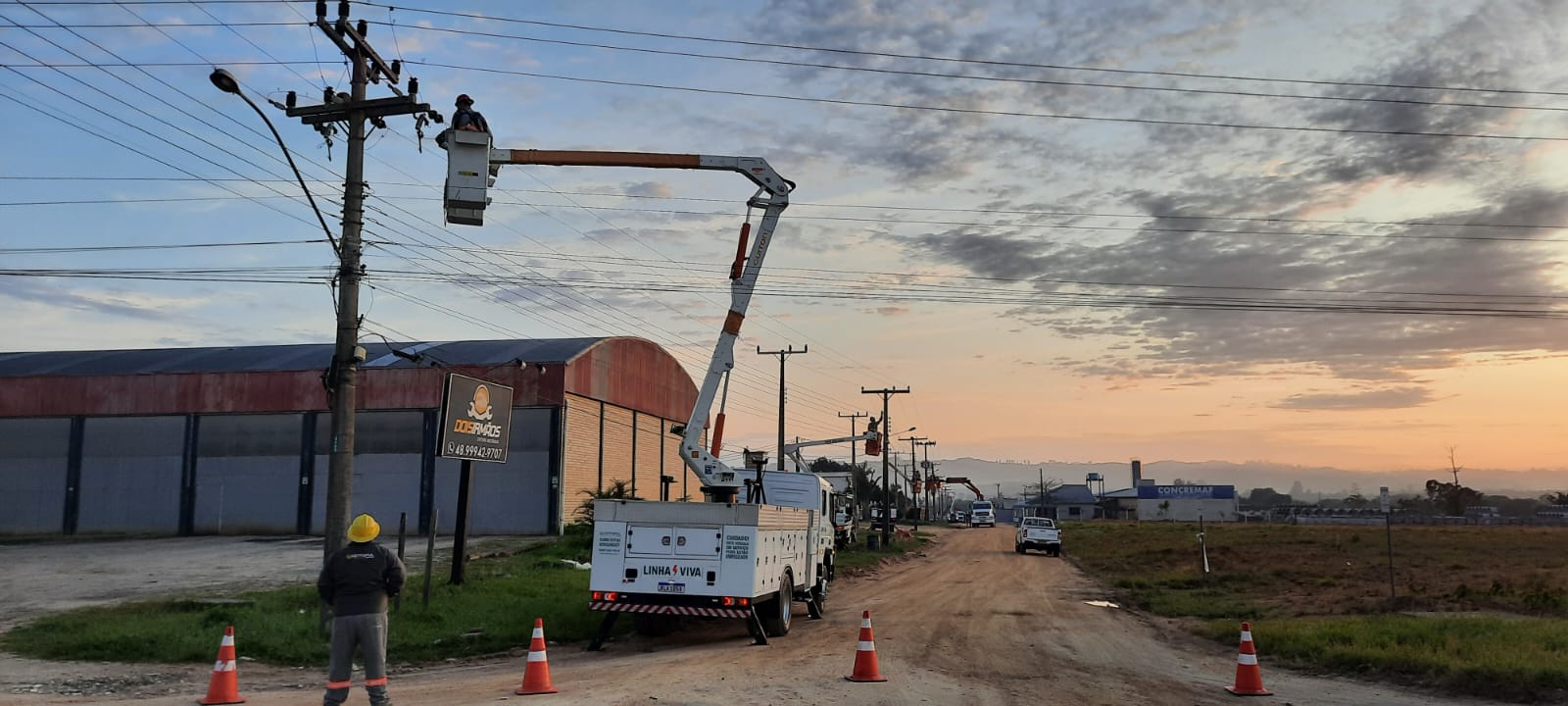 Cermoful instala novos postes e reforma redes em Morro da Fumaça