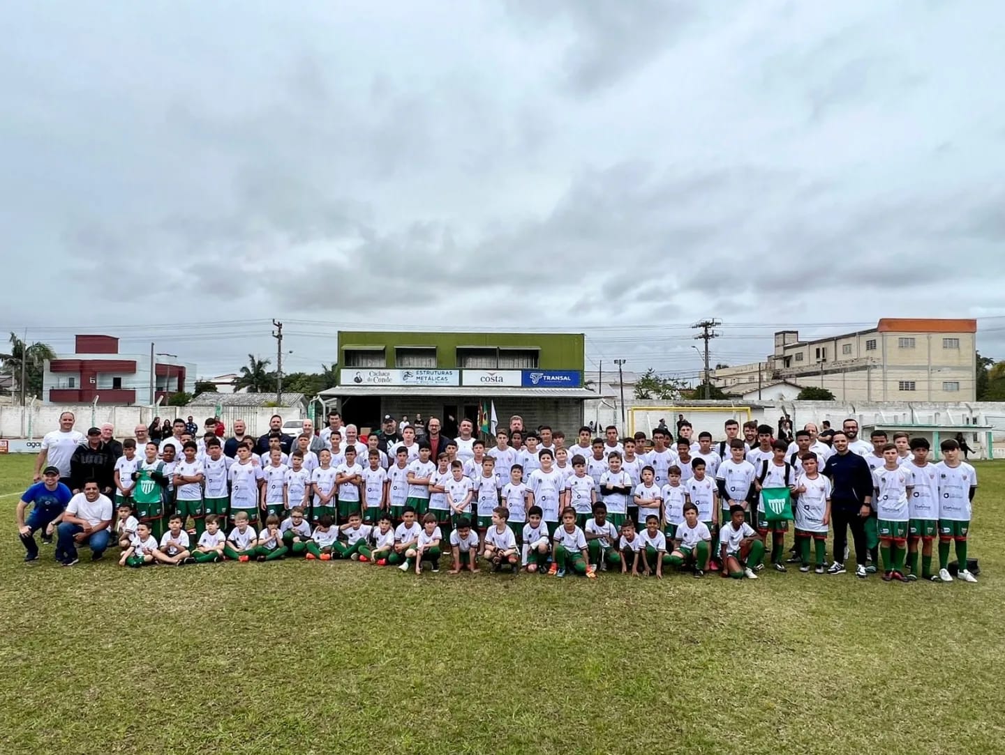 ​Cermoful entrega kits esportivos para escolinha do Rui Barbosa